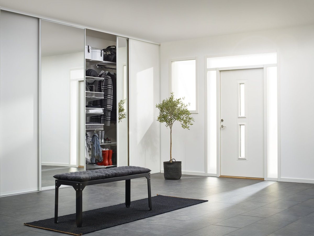 Зеркальная стена в коридоре