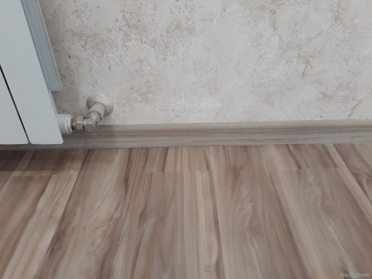 Плинтус под светлый ламинат