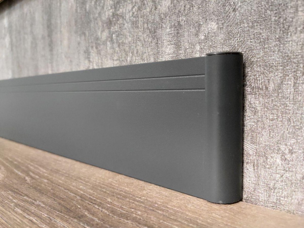 Плинтус в цвет стен серый