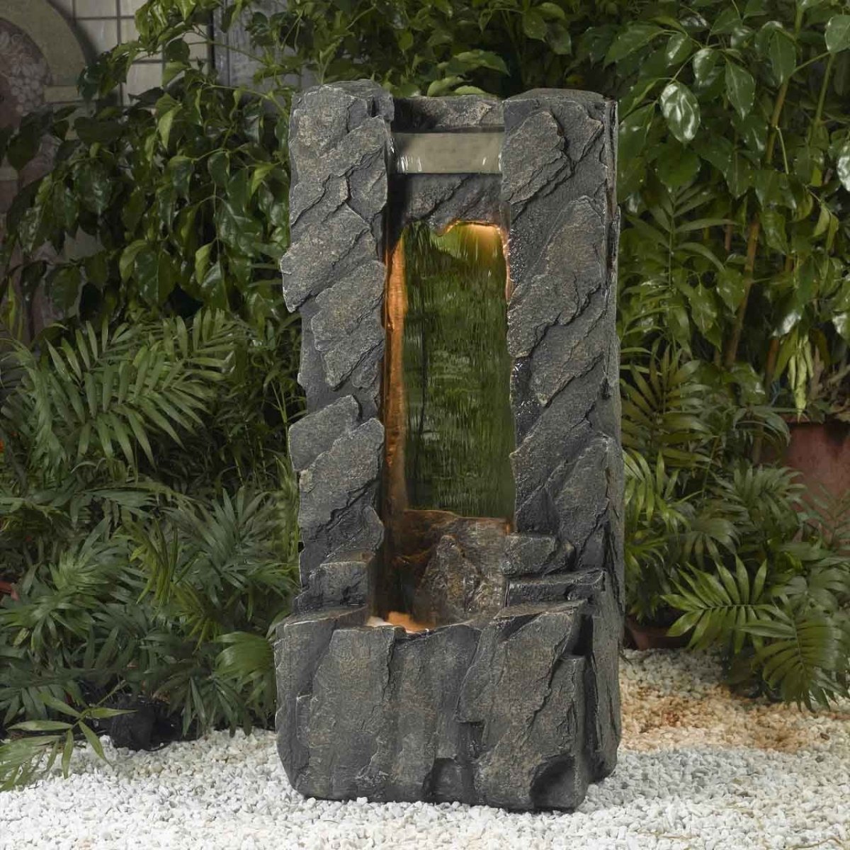 Фонтан вертикальный в саду