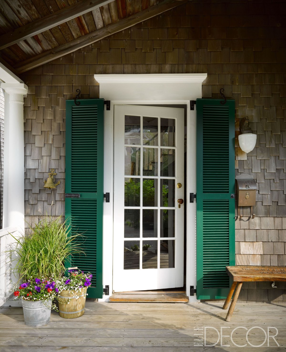 Зеленая входная дверь в дом