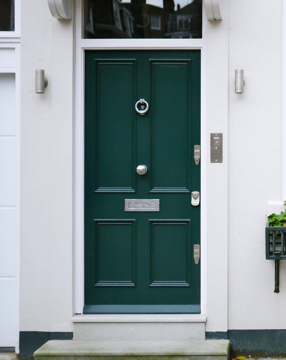 Входная зеленая дверь в дом в американском стиле