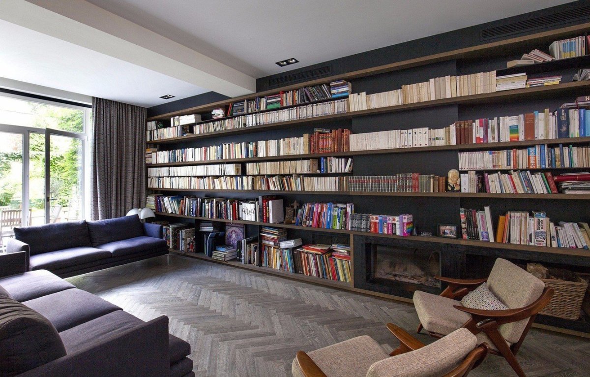 Комната с книжными полками