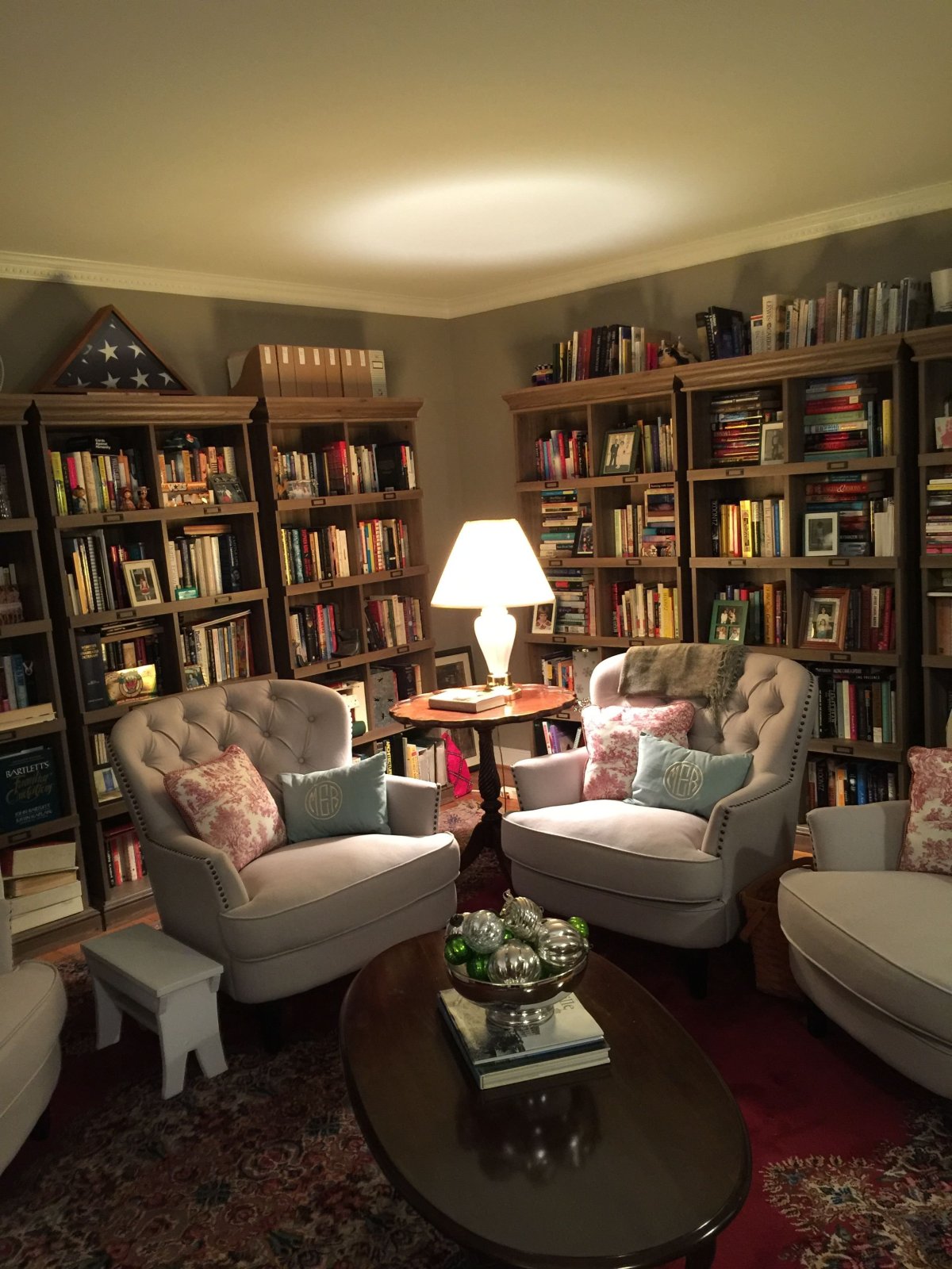 Уютная библиотека комната