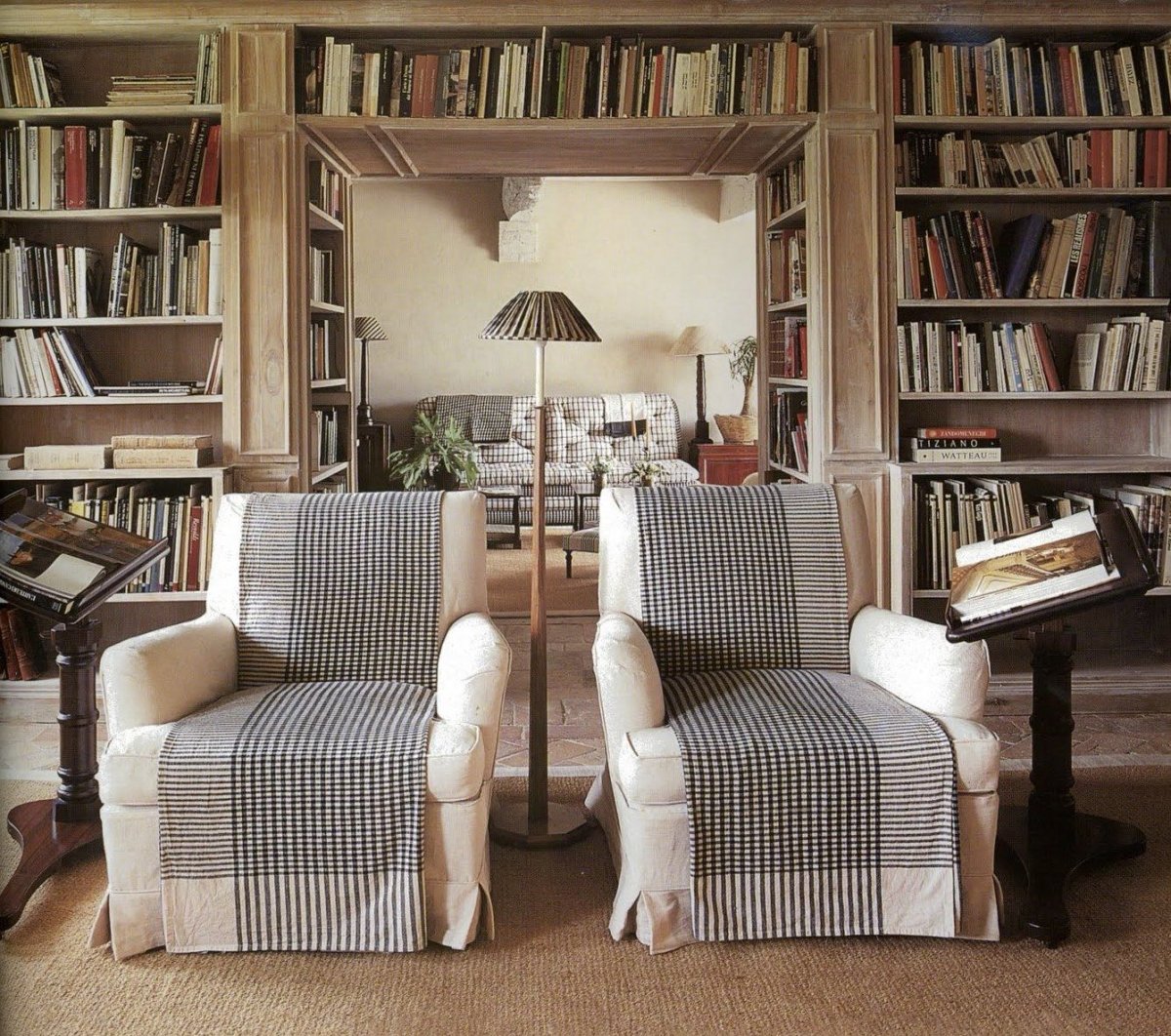 Книжные уголки в интерьере гостиной