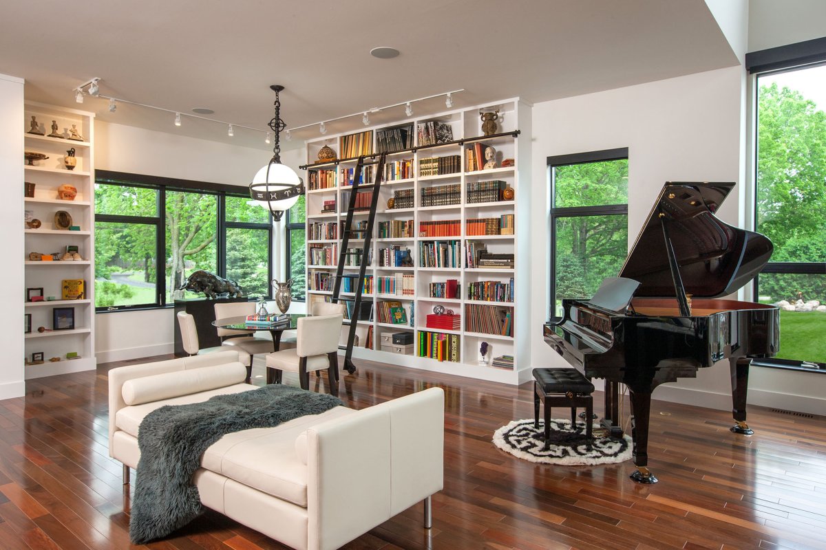 Комната библиотека без потолка