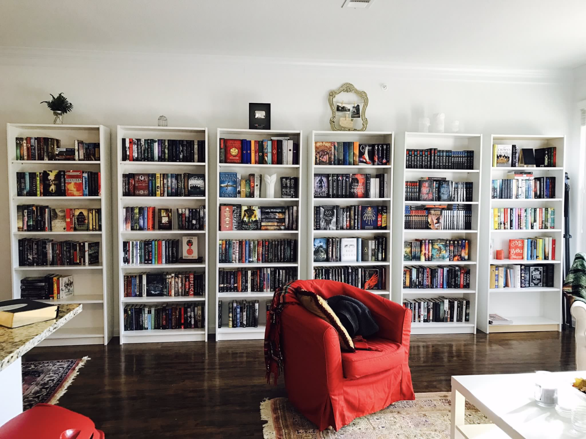 Книжные полки с книгами