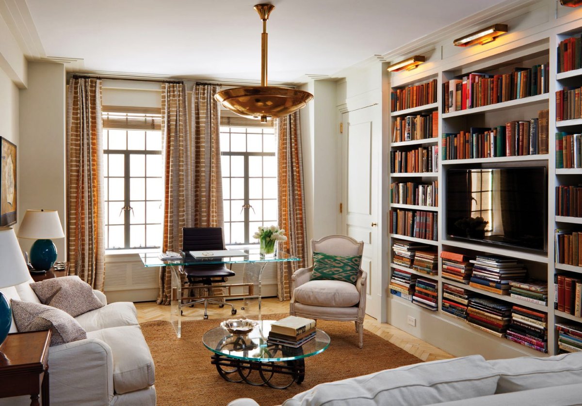Гостиная с книжными стеллажами