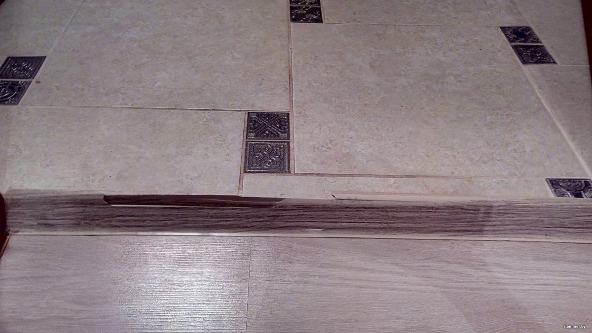 Стык плитки и ламината