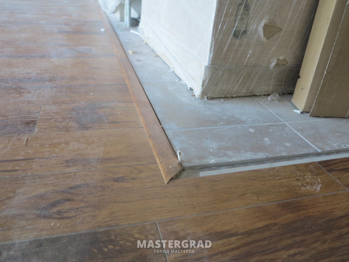Стык ламината и ламината без порожка