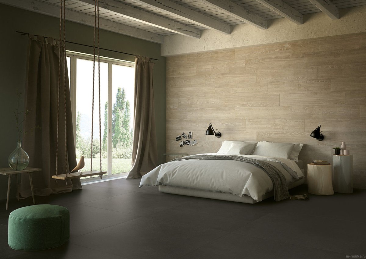 Спальня с акцентной стеной за кроватью