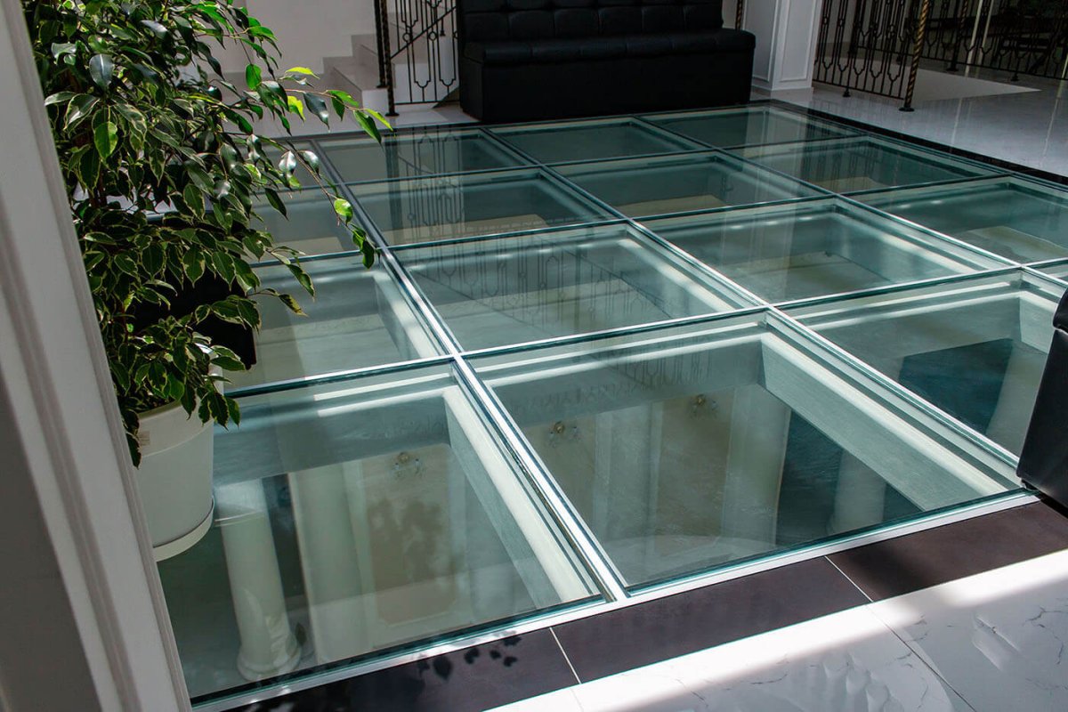 Стеклянный пол в ванной