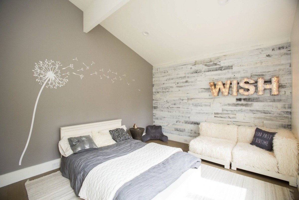 Белый ламинат на стене