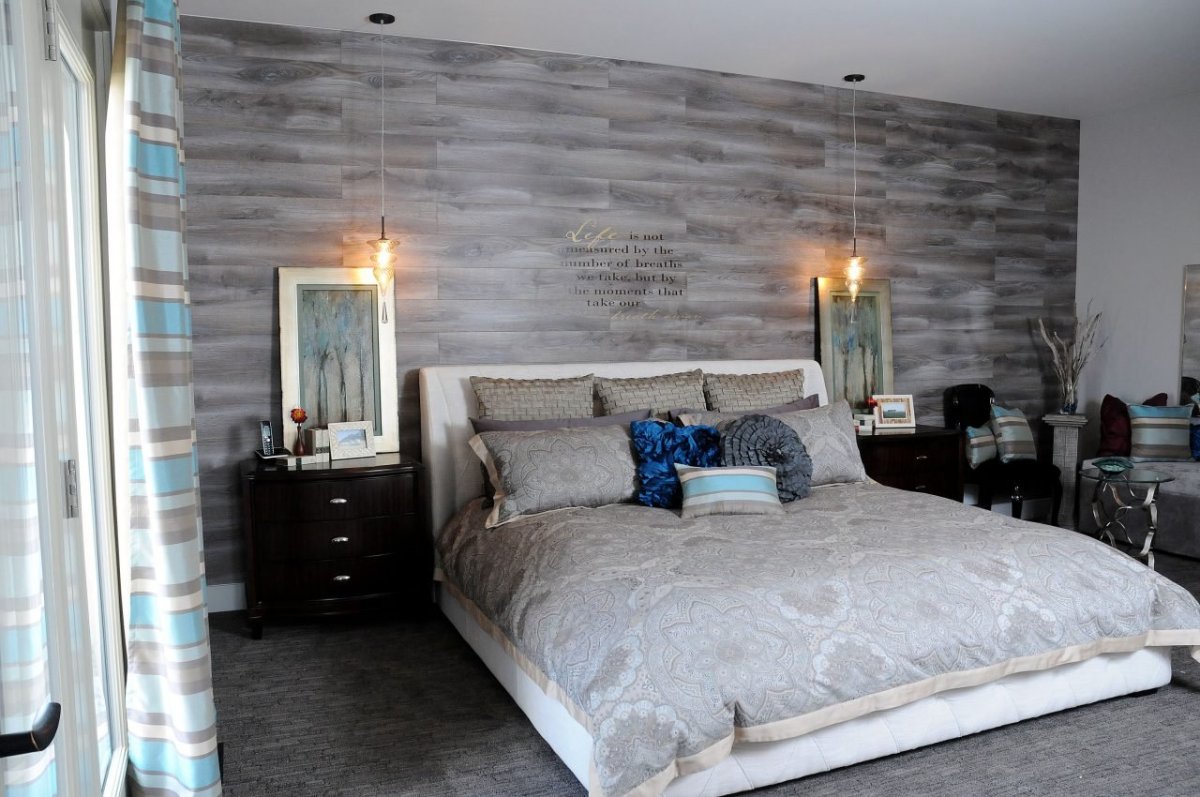 Ламинат на стене в спальне