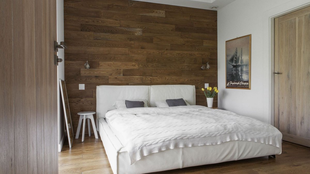 Современная спальня с деревом