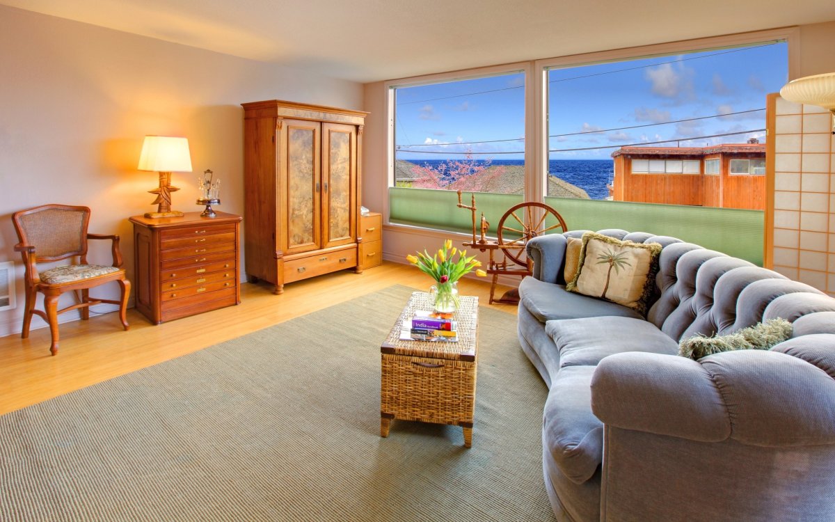 Уютная комната с видом на море