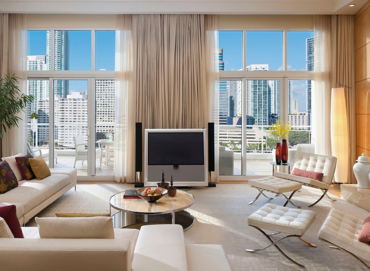 Светлая гостиная с панорамными окнами