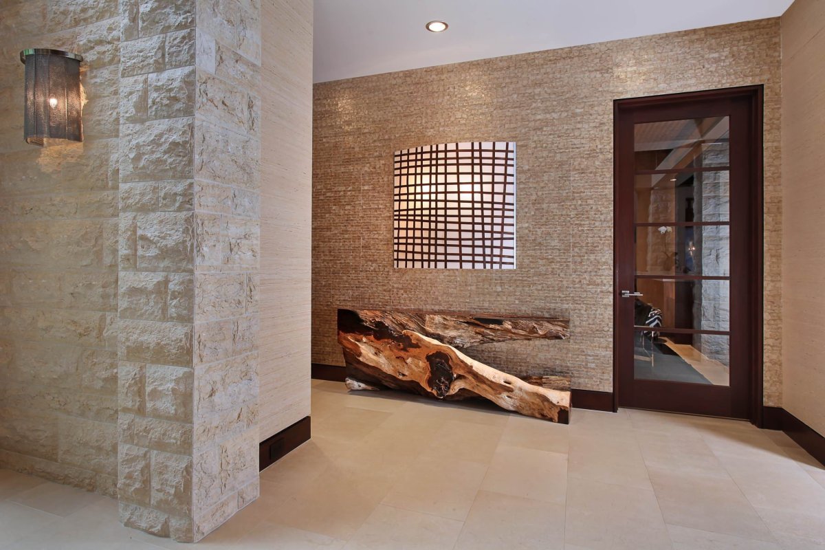 Декоративный кирпич в коридоре