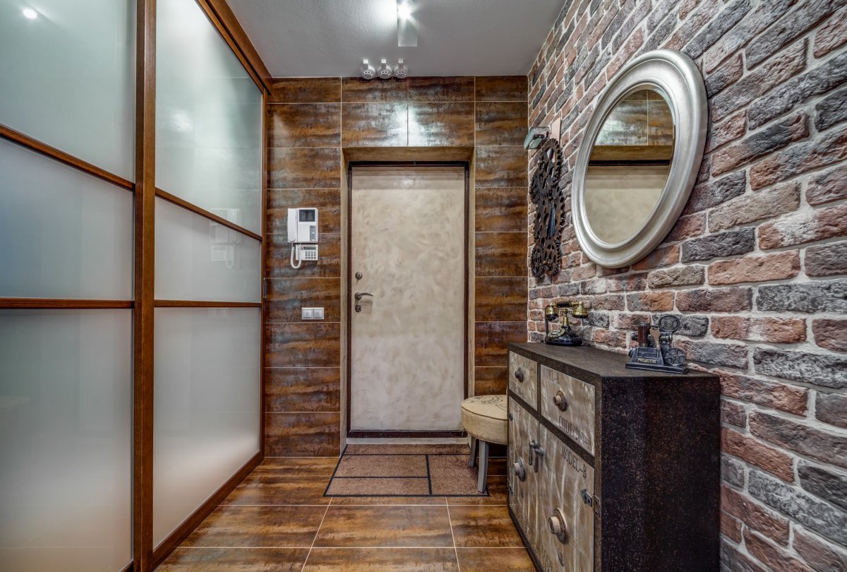 Декоративный кирпич в прихожей