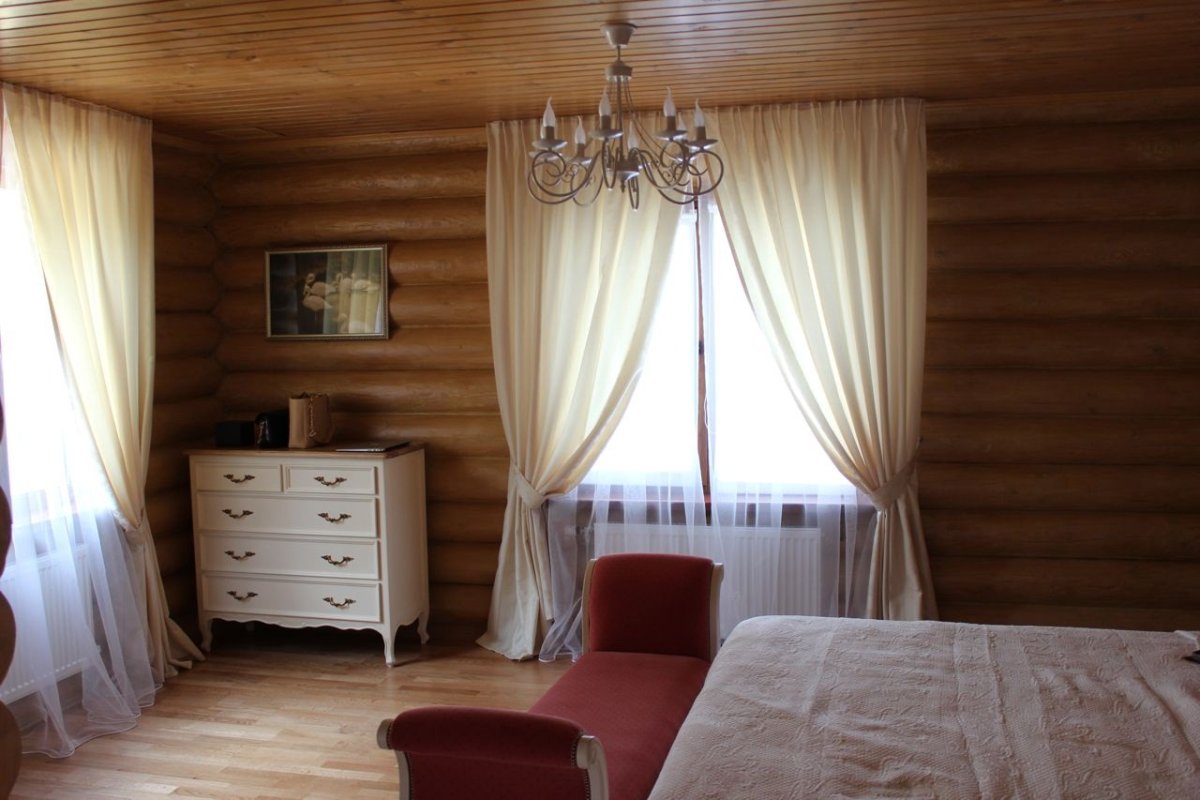 Шторы в деревянном доме