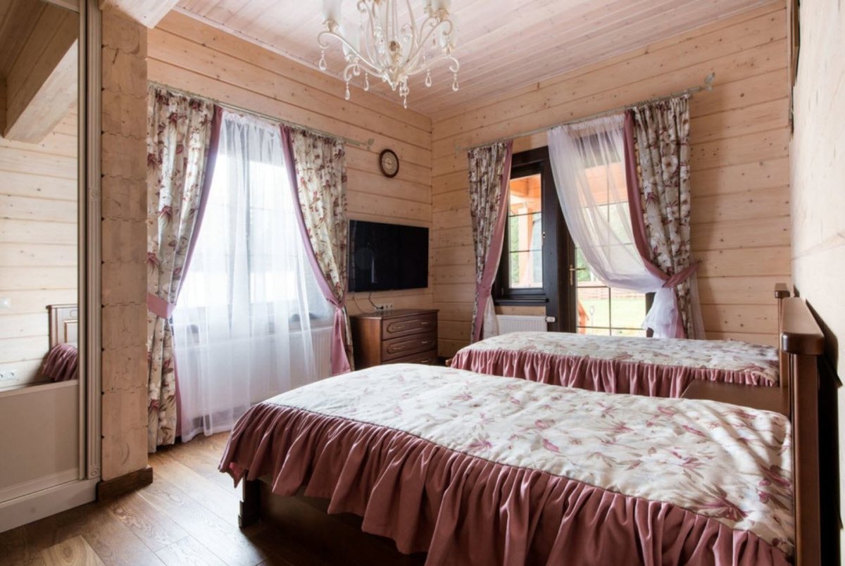 Шторы в спальню в деревянном доме