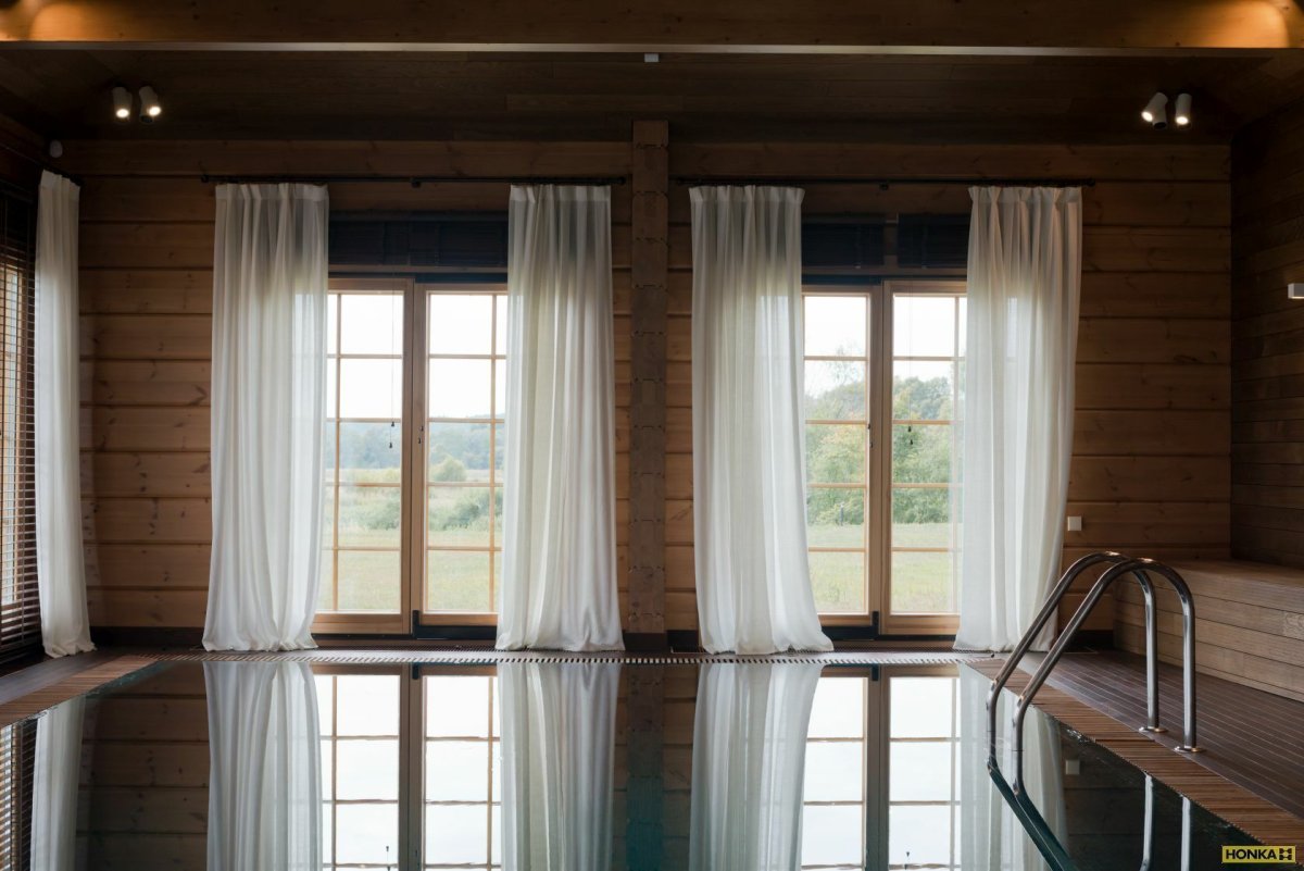 Шторы в деревянном доме