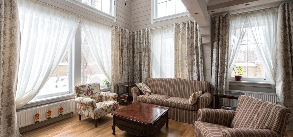 Занавески в деревянный дом в стиле Кантри