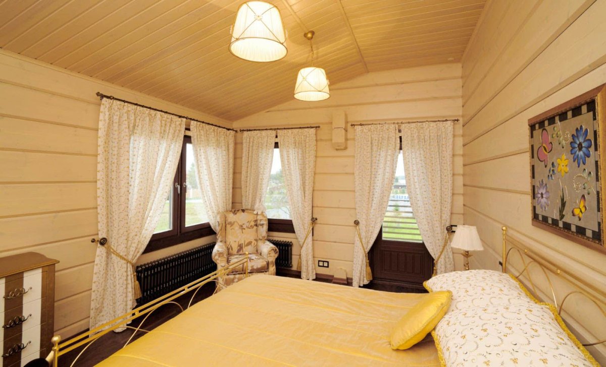 Для древесной дом шторы