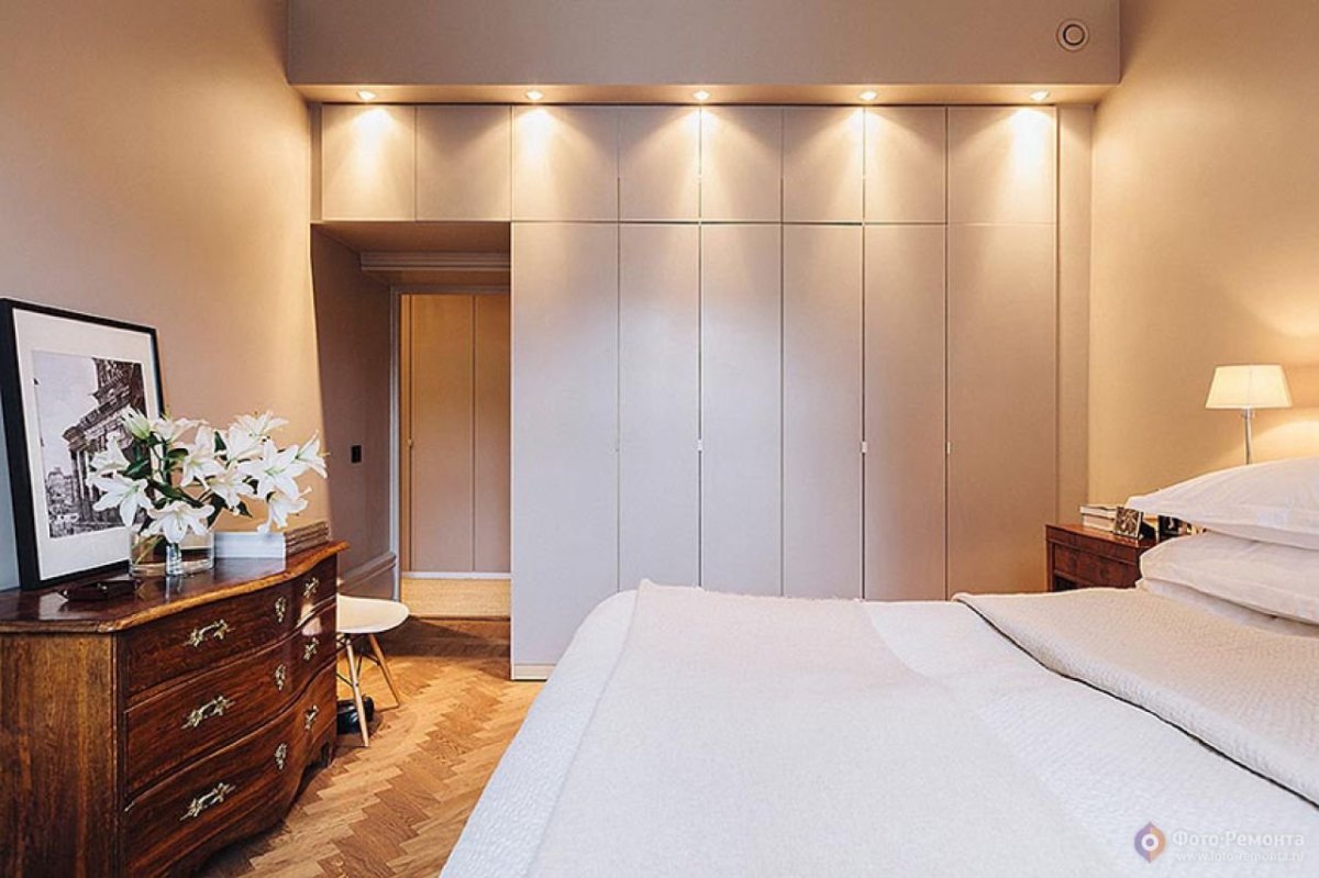 Шкаф в спальне легкая классика