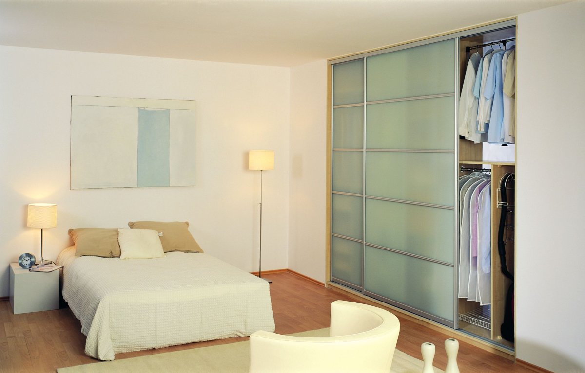 Шкаф встроенный в стену в спальне