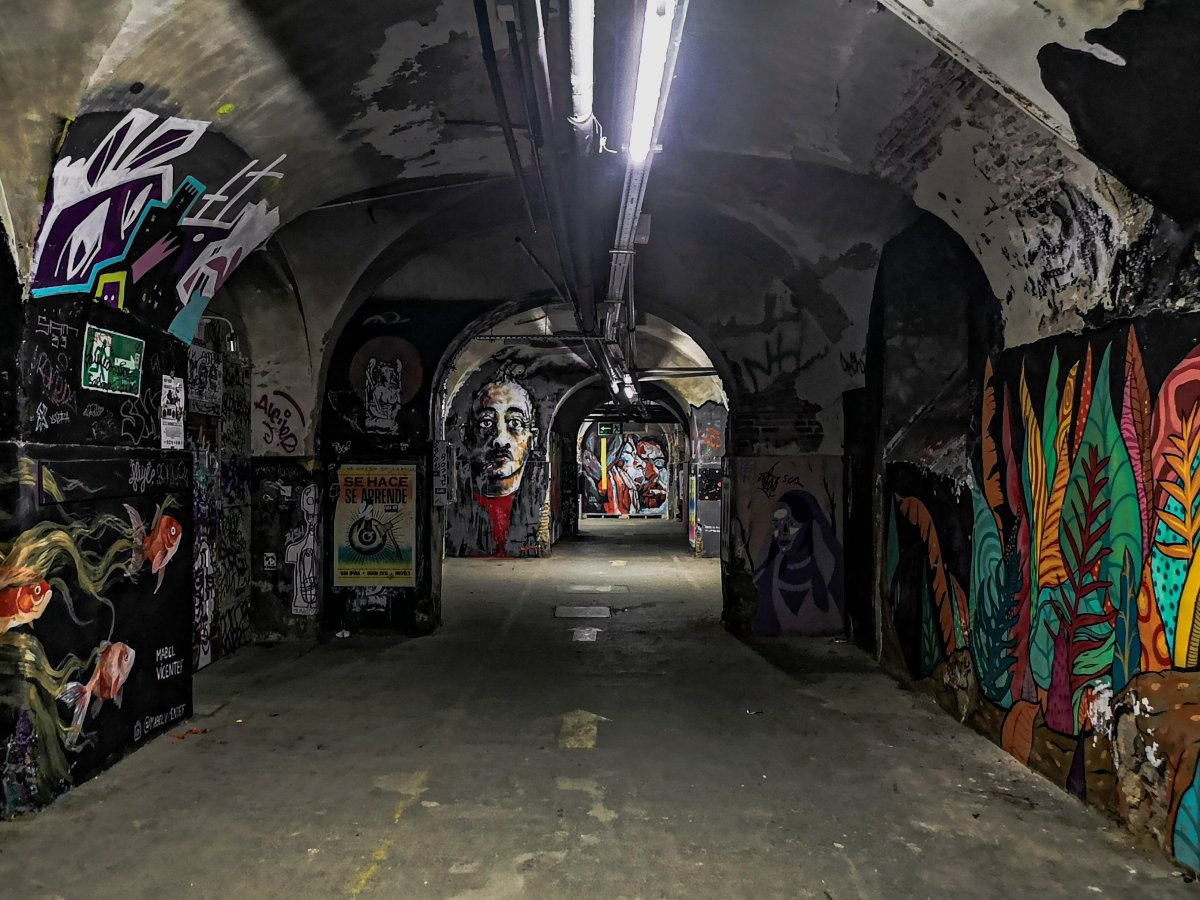 Декор стены в подростковой комнате