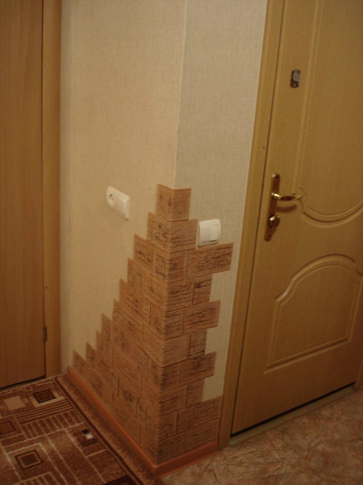 Декор стены в коридоре