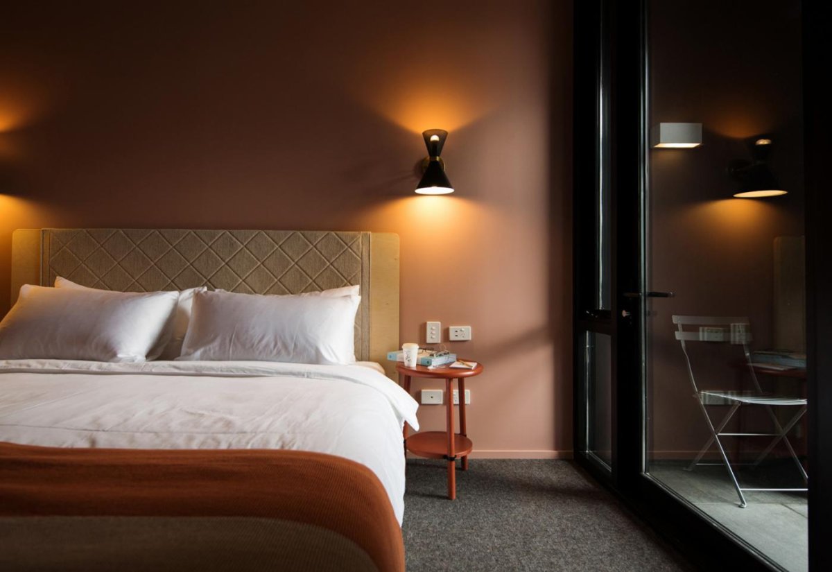 Фонари в интерьере спальни