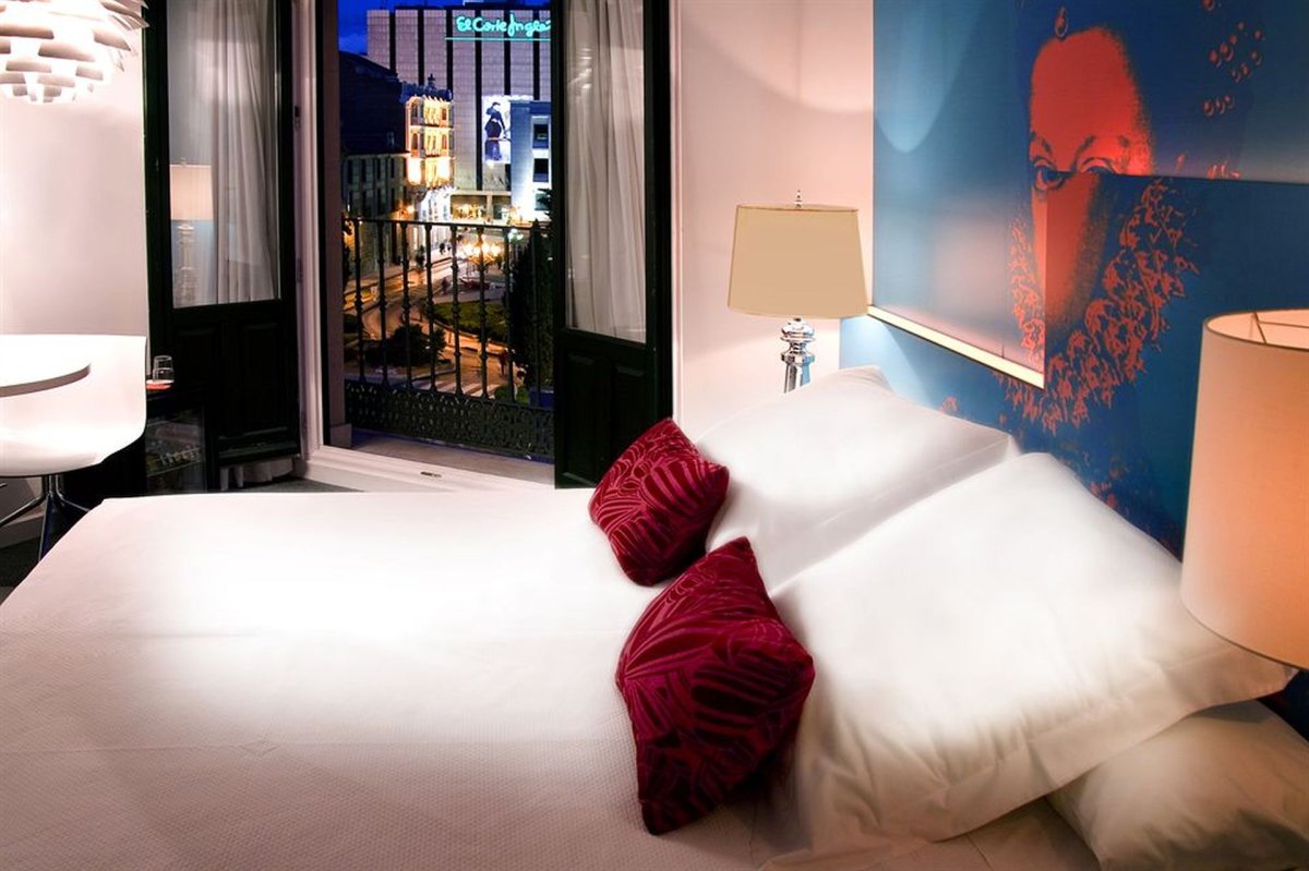 Кровать и диван в одной комнате