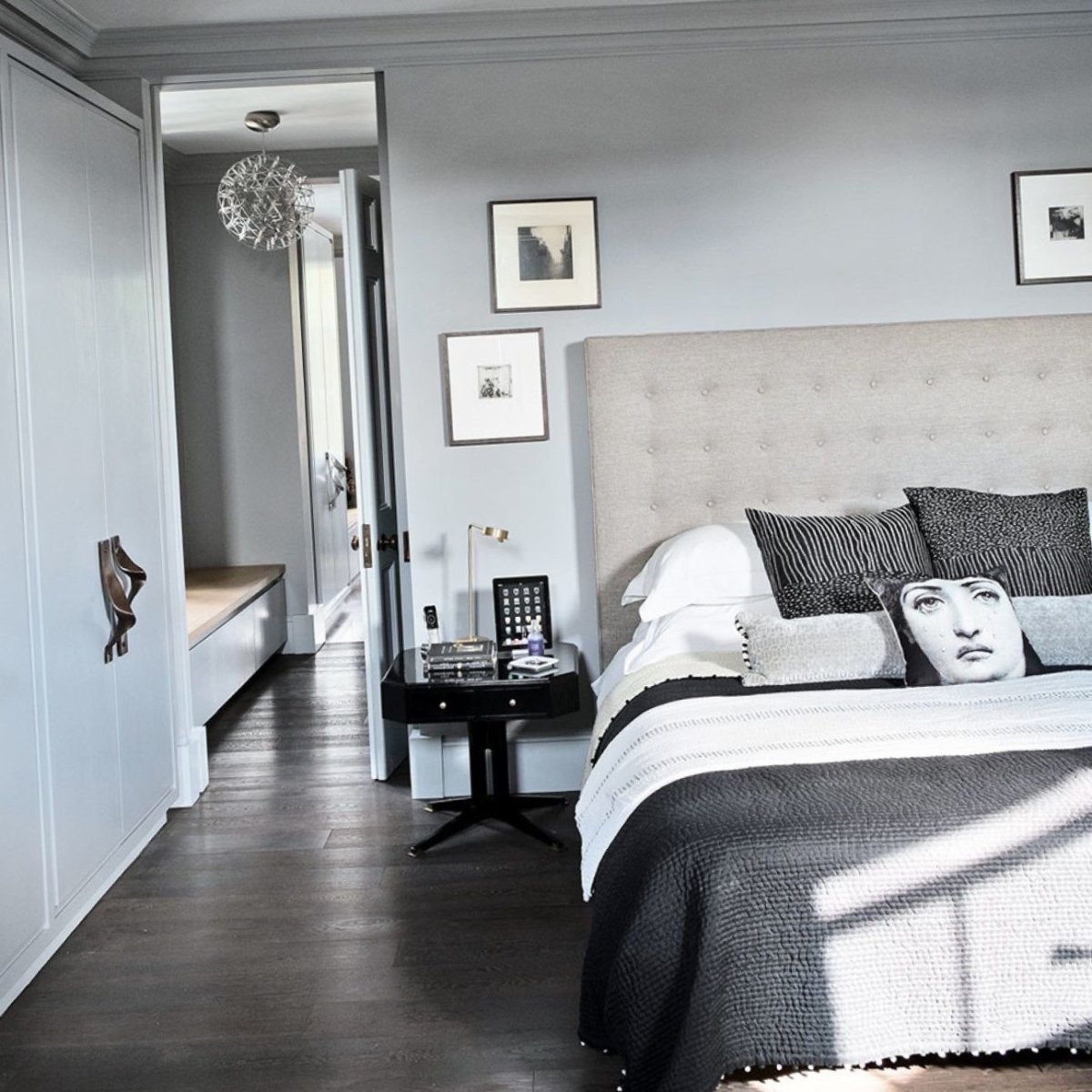 Спальня с темными стенами