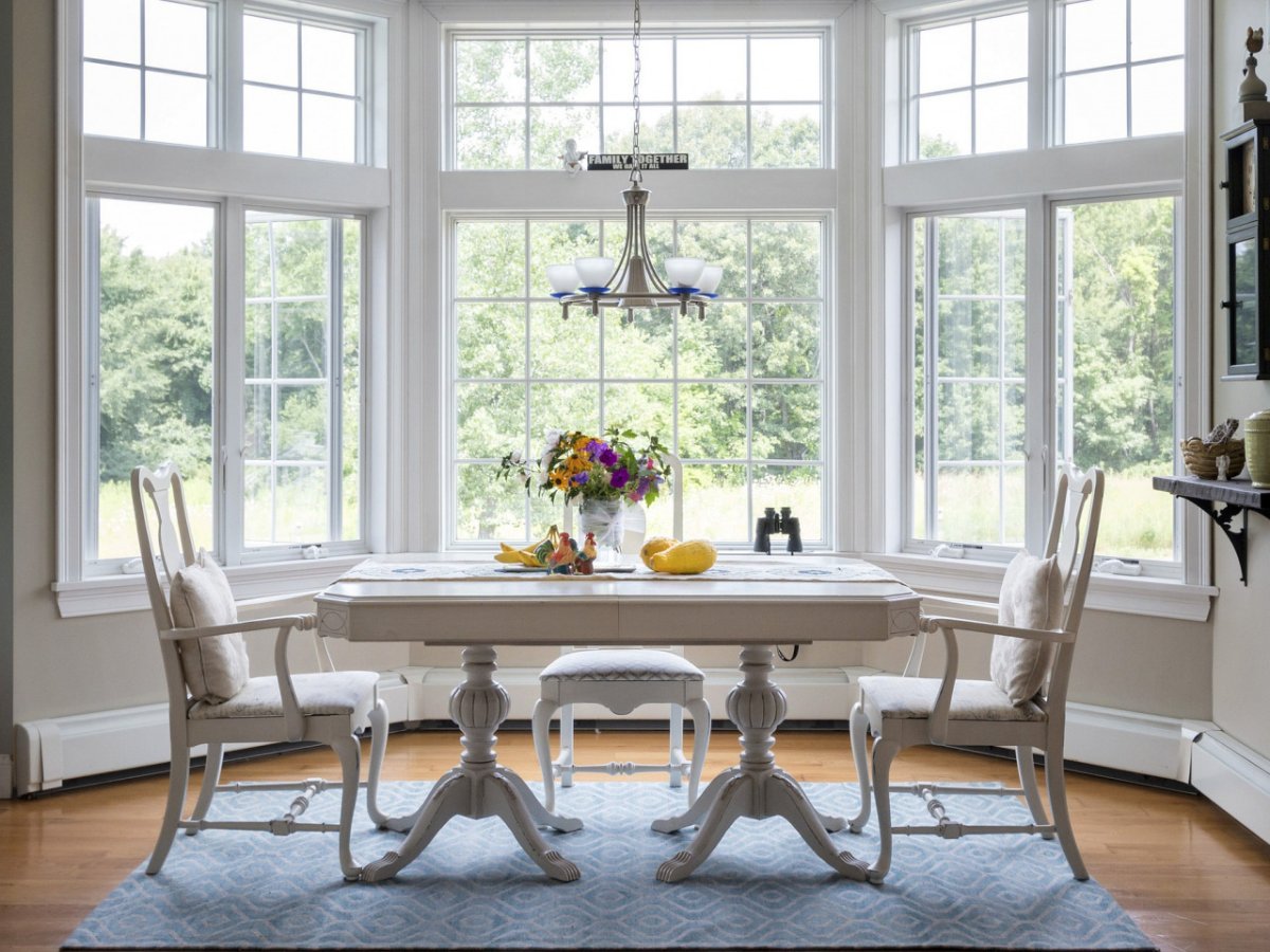 Обеденная зона в эркере