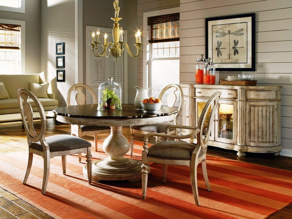 Круглый стол в интерьере гостиной