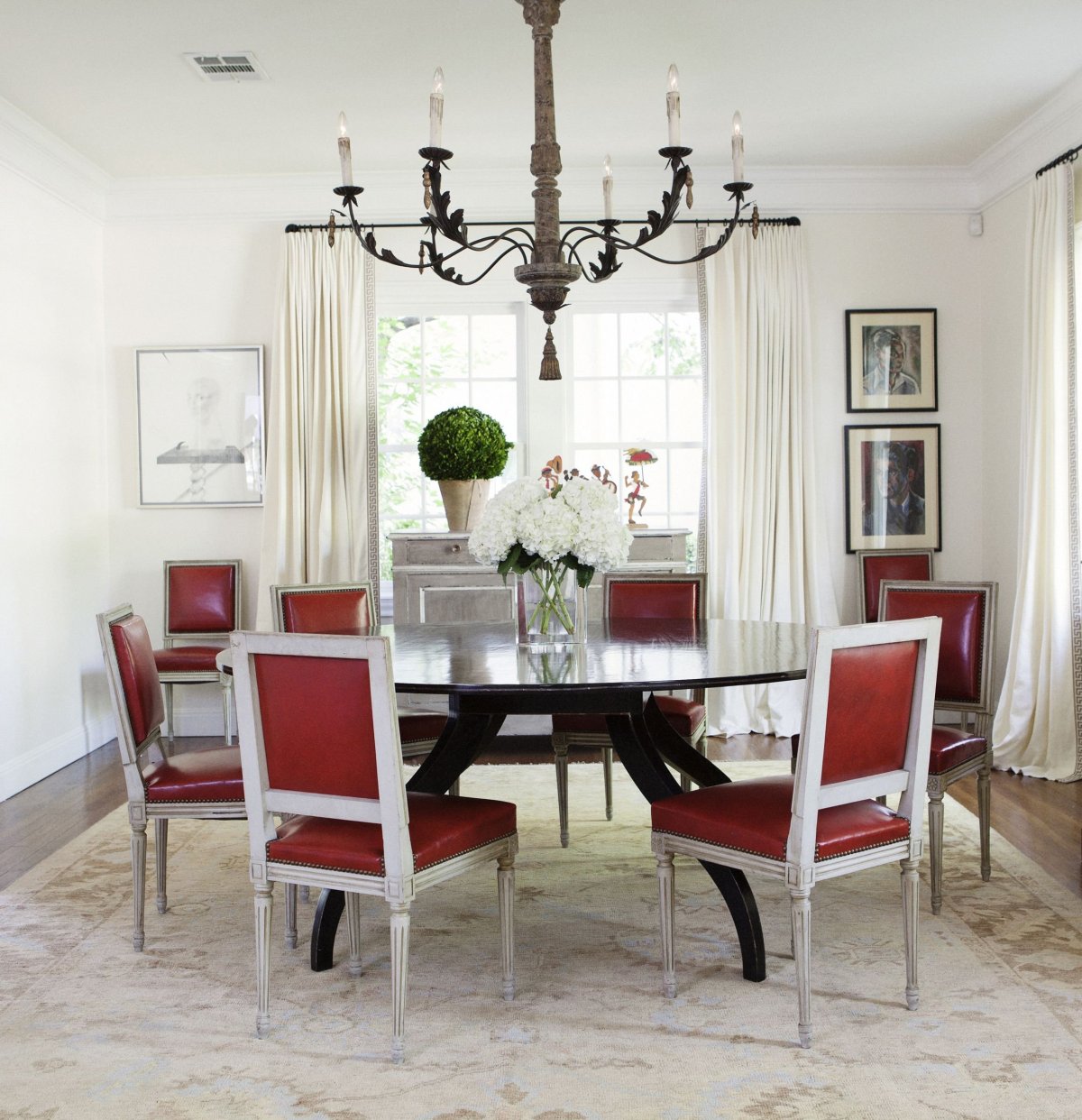 Круглый стол в интерьере гостиной