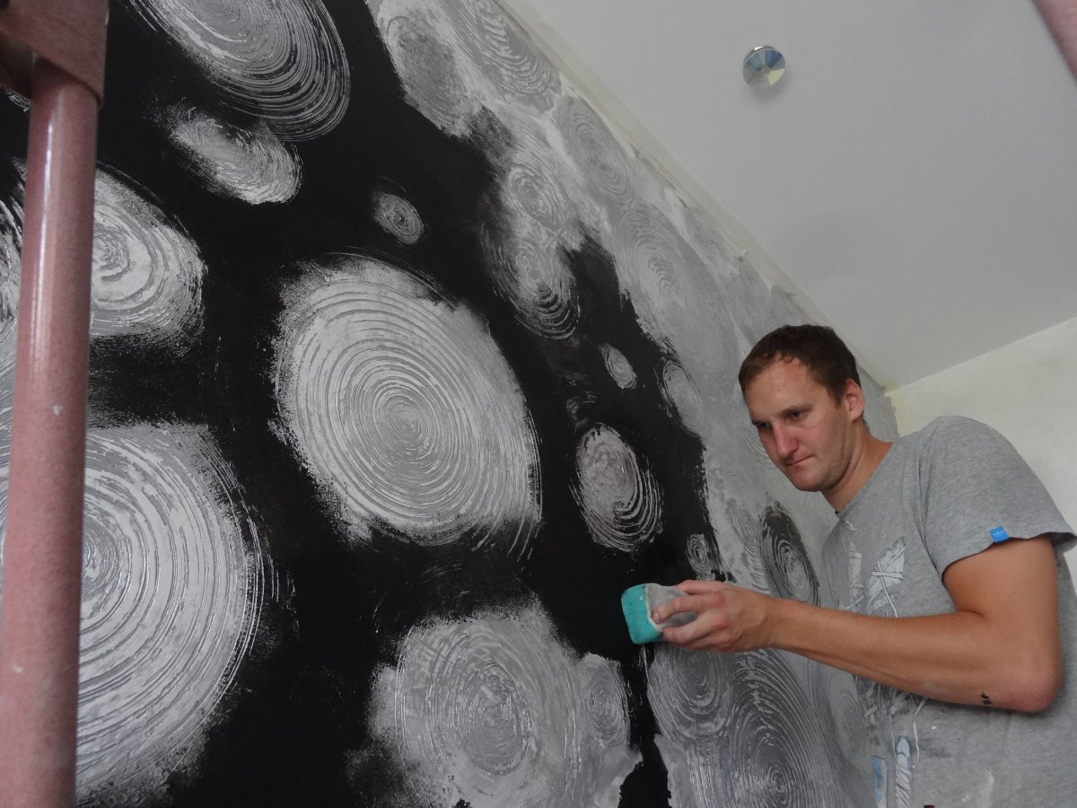 Декоративная штукатурка стен геометрическими фигурами