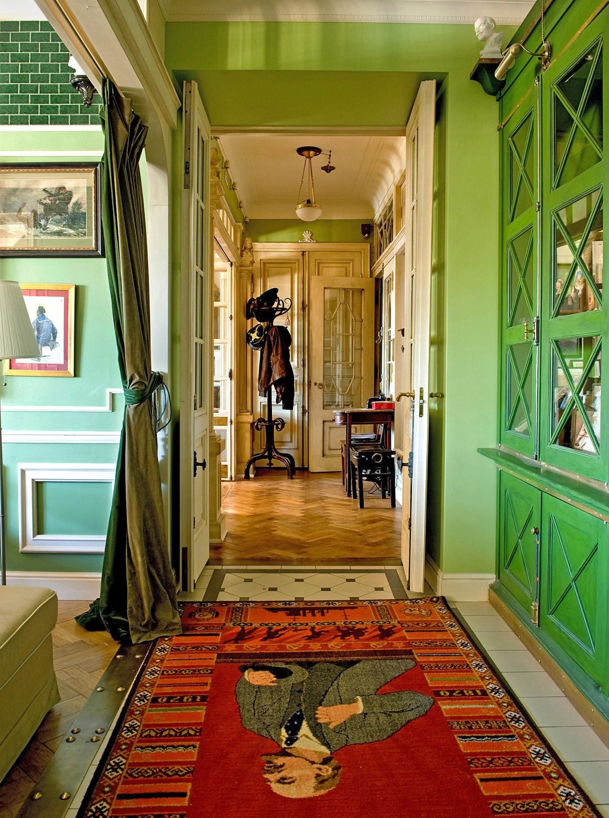 Интерьер прихожей узкой и длинной