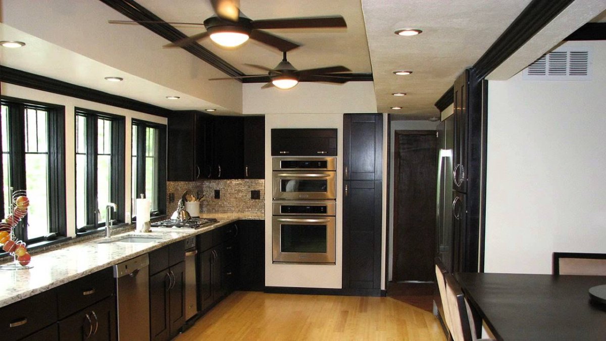 Кухня с темным полом