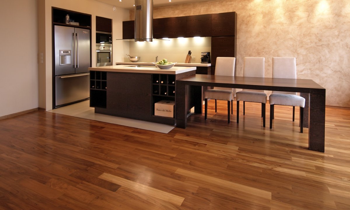 Паркетные полы в кухне-гостиной