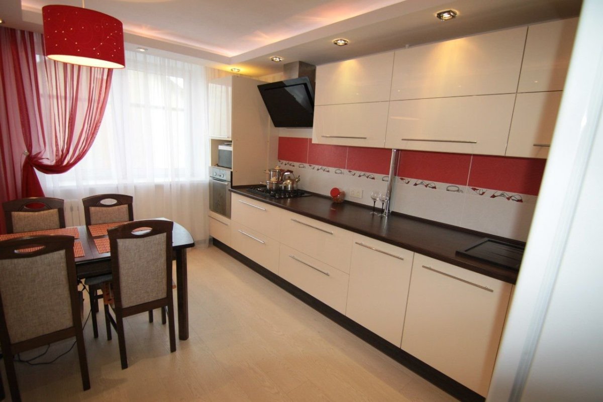 Кухня коричневая с бежевым и красным