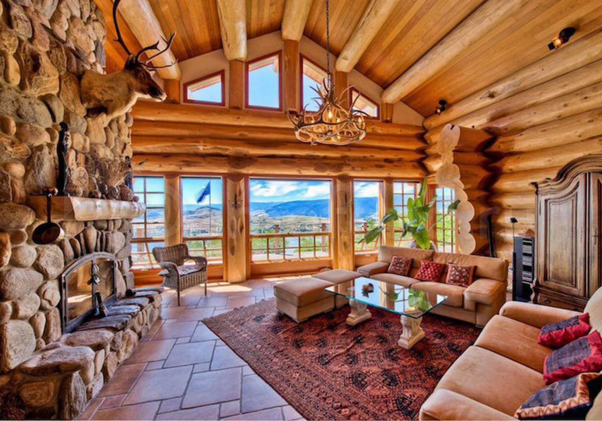 Деревянный дом из оцилиндрованного бревна внутри