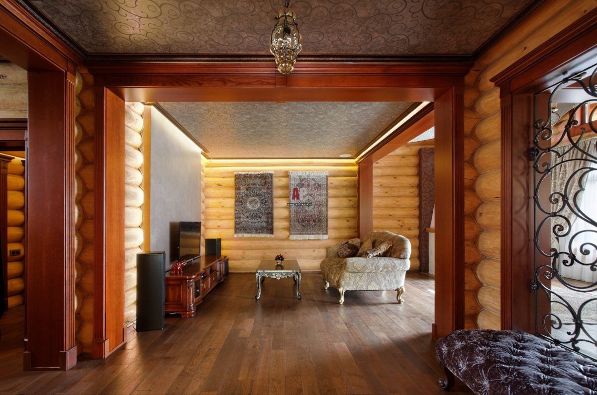 Деревянный дом из оцилиндрованного бревна внутри