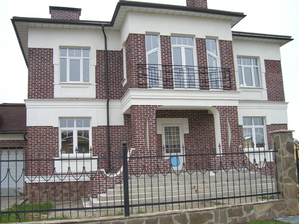 Отделка дома искусственным камнем