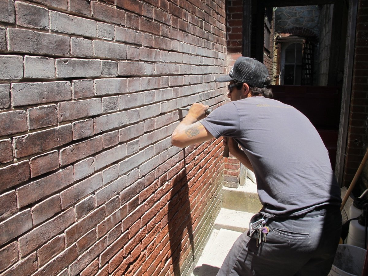 Покраска кирпичной стены