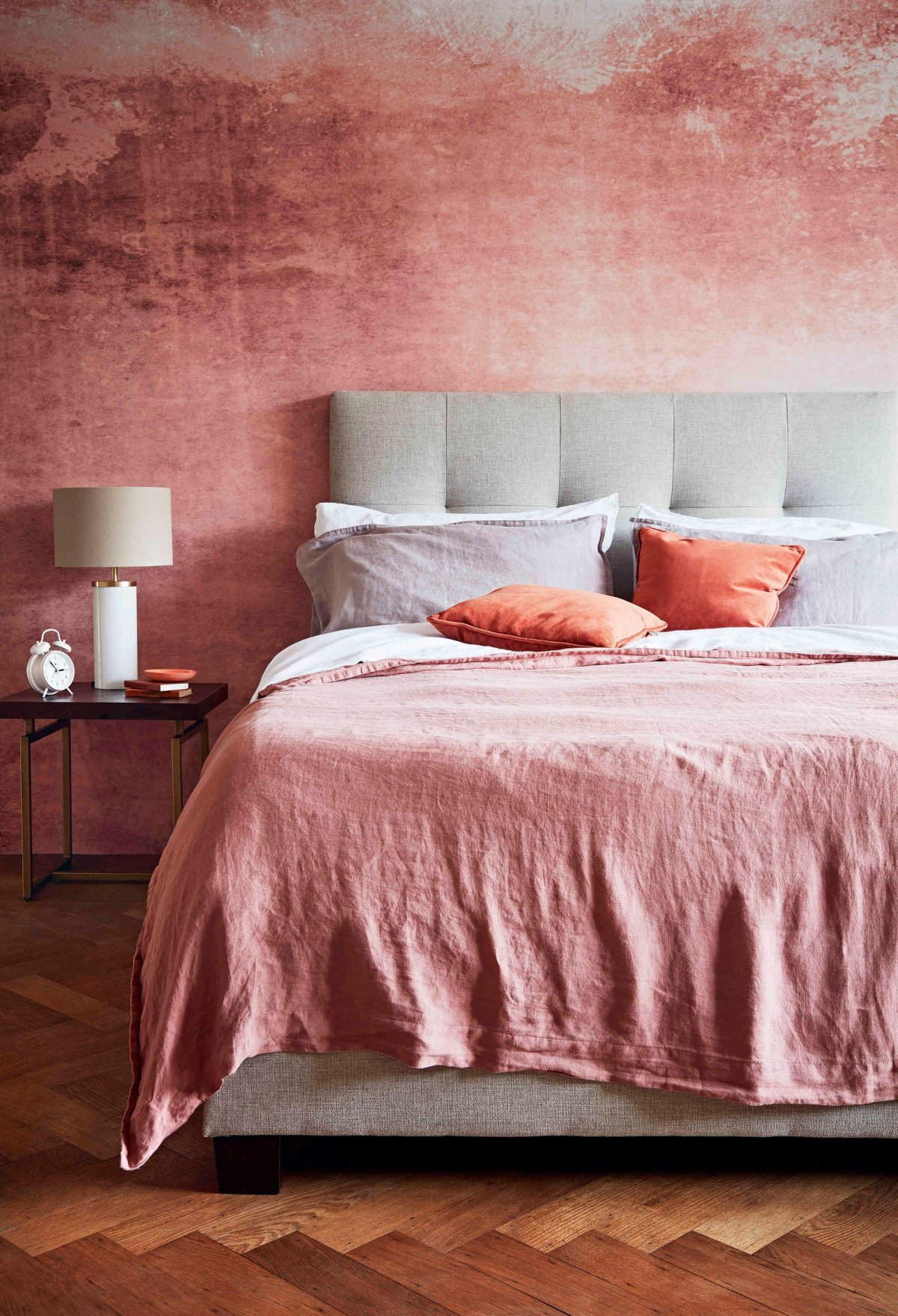 Пыльно розовый в интерьере спальни