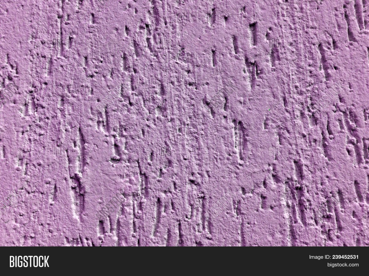 Розовая оштукатуренная стена