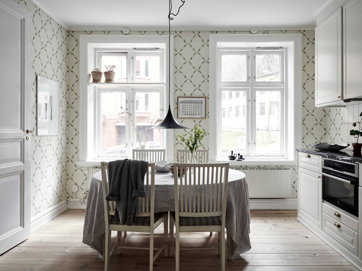 Интерьер кухни с яркими обоями